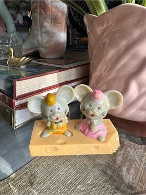 JSNY Mouse N Cheese Salt And Pepper Shaker Set Anthropomorphic Hong Kong Mice
